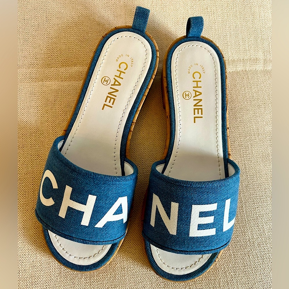 CHANEL Denim lambskin cork mule sandal blue/white